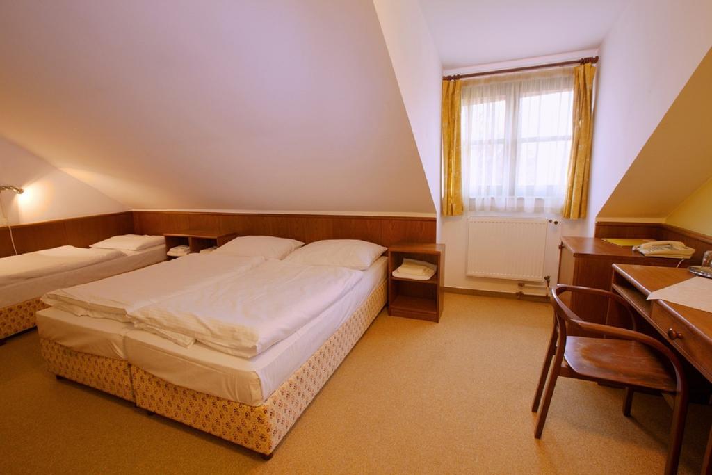 Hotel Floret Prŭhonice Exteriör bild
