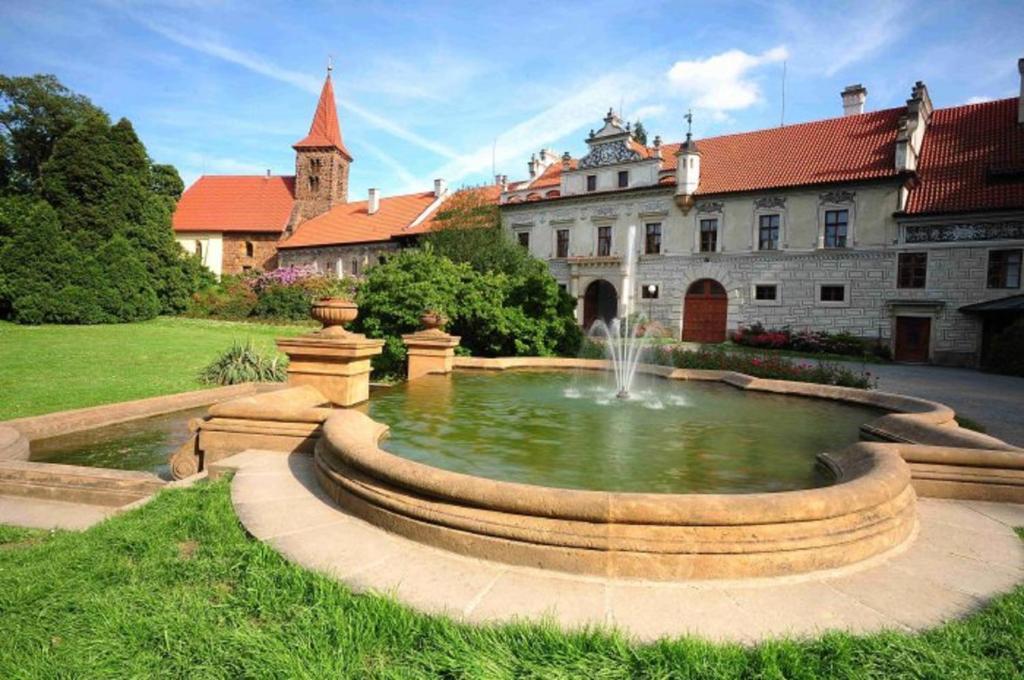 Hotel Floret Prŭhonice Exteriör bild